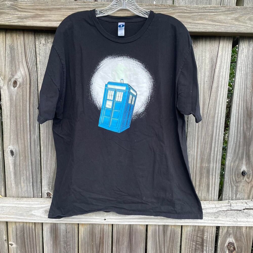Doctor Who Tardis graphic tee